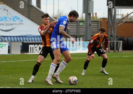 Colchester, Regno Unito. 27 marzo 2021. Bradford Citys Connor Wood e Colchesters Harry Pell durante la partita Sky Bet League 2 tra Colchester United e Bradford City al Weston Homes Community Stadium di Colchester sabato 27 marzo 2021. (Credit: Ben Pooley | MI News) Credit: MI News & Sport /Alamy Live News Foto Stock