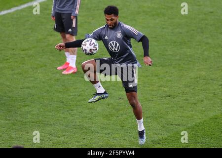 Bucarest, Romania. 27 Marzo 2021. Calcio: Allenamento finale della nazionale prima della qualificazione della Coppa del mondo in Romania. Serge Gnabry, in Germania, controlla la palla. Credit: Stefan Constantin/dpa/Alamy Live News Foto Stock