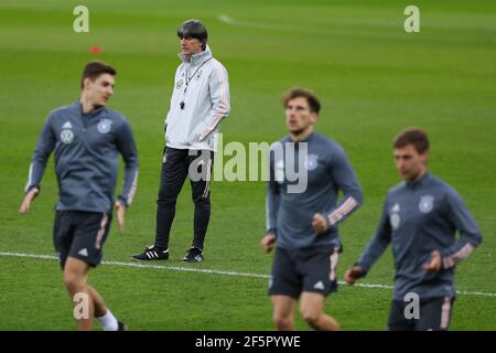 Bucarest, Romania. 27 Marzo 2021. Calcio: Allenamento finale della nazionale prima della qualificazione della Coppa del mondo in Romania. L'allenatore nazionale tedesco Joachim Löw è in campo. Credit: Stefan Constantin/dpa/Alamy Live News Foto Stock