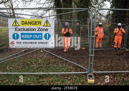 Wendover, Regno Unito. 18 marzo 2021. Le guardie di sicurezza HS2 si trovano dietro la recinzione eretta per facilitare la demolizione di una grande casa residenziale e l'abbattimento di boschi per il collegamento ferroviario ad alta velocità HS2. Credit: Mark Kerrison/Alamy Live News Foto Stock