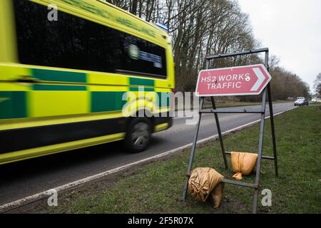 Wendover, Regno Unito. 18 marzo 2021. Un'ambulanza passa un cartello che indica la posizione dei lavori, compresa la demolizione di una grande casa residenziale e l'abbattimento di boschi per il collegamento ferroviario ad alta velocità HS2. Credit: Mark Kerrison/Alamy Live News Foto Stock