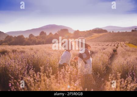 Amore oltre l'età, un momento prima di baciare Foto Stock