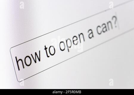 Barra di ricerca sul monitor di un computer con la domanda come aprire una CAN. Ricerca di informazioni su Internet, primo piano. Foto Stock
