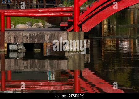 Ponte di legno rosso nel giardino giapponese Foto Stock