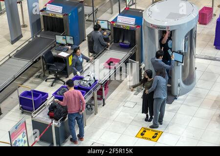 BANGKOK, Thailandia, NOV 27 2018, il controllo dei passeggeri e del suo bagaglio in aeroporto. Agenti di sicurezza all'aeroporto lavora al corpo scanner per la verifica Foto Stock