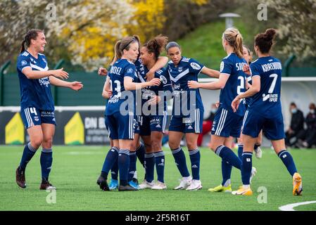 Estelle Cascarino del FC Girondins de Bordeaux celebra il traguardo con i compagni di squadra durante la partita di calcio D1 Arkema del campionato femminile francese tra FC Fleury 91 e Girondins de Bordeaux il 27 marzo 2021 allo stadio Walter Felder di Fleury Merogis, Francia - Foto Melanie Laurent / A2M Sport Consulting / DPPI / LiveMedia Foto Stock