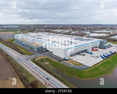 Big Amazon Distribution Center Sutton a Ashfield Nottingham warehouse Fulfillment centro di trasporto per la spedizione con il logo del deposito sulla parte anteriore Foto Stock