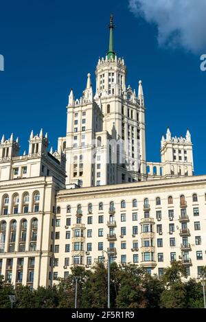 Edificio sulla Kotelnicheskaya Embankment, Mosca, Russia. Si tratta di uno dei sette grattacieli costruiti nell'era di Stalin a Mosca. Vecchia architettura sovietica russa Foto Stock