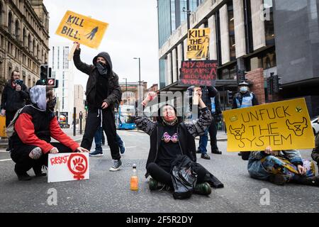 Manchester, Regno Unito. 27 Marzo 2021. I manifestanti marciano da St Peters Square attraverso la città durante una dimostrazione "Kill the Bill". La gente esce in strada per protestare contro il nuovo disegno di legge delle forze di polizia. La nuova legislazione conferirà alla polizia maggiori poteri per controllare le proteste. Credit: Andy Barton/Alamy Live News Foto Stock