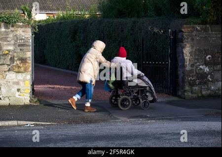 Anziano anziano, persona vulnerabile in sedia a rotelle per la mobilità Foto Stock