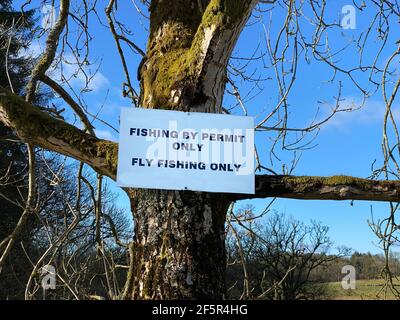 Permesso di pesca solo segno di avvertimento al lago privato e loch in campagna Foto Stock