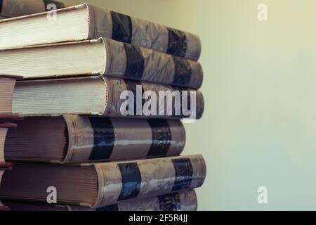 Libri impilati uno sopra l'altro isolati su sfondo beige. Spazio di copia. Concetto di istruzione, business, raccolta. Foto Stock