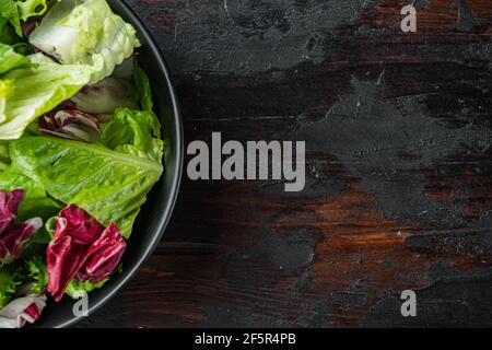 Fregio, insalata di lattuga romaine e Radicchio, su vecchio tavolo di legno scuro sfondo, vista dall'alto piatto con spazio per la copia del testo Foto Stock