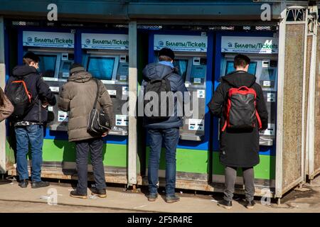 Mosca, Russia. 27 marzo 2021. I passeggeri acquistano i biglietti per i treni pendolari presso le biglietterie della stazione ferroviaria di Yaroslavsky a Mosca, Russia Foto Stock