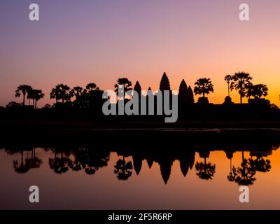 Sonnenaufgang beim Tempel Angkor Wat a Siem Reap in Kambodscha. Alba al tempio Angkor Wat a Siem Reap in Cambogia Foto Stock