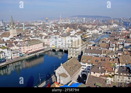 Vista panoramica dal Grossminster-Tower per la città vecchia di Zurigo Foto Stock