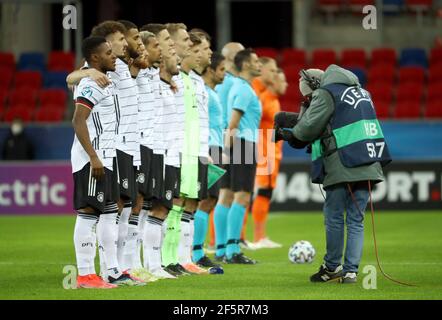 27 marzo 2021, Ungheria, Székesfehérvár: Calcio, U-21 uomini: Campionato europeo, Germania - Paesi Bassi, turno preliminare, Gruppo A, Giornata 2 allo stadio Sostoi. Le squadre sono sul campo per gli antemi nazionali. Foto: Csaba Domotor/dpa Foto Stock