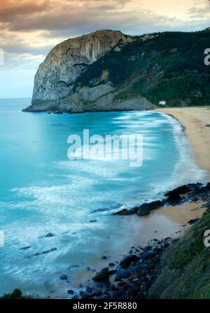 Laga Beach e Monte Ogo–o al tramonto. Riserva della biosfera Urdaibai, Paesi Baschi, Spagna Foto Stock