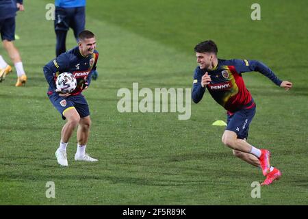 Bucarest, Romania. 27 Marzo 2021. Calcio: Formazione finale nazionale della Romania prima della qualificazione della Coppa del mondo contro la Germania. Razvan Marin (l) e Ianis Hagi in Romania. Credit: Stefan Constantin/dpa/Alamy Live News Foto Stock