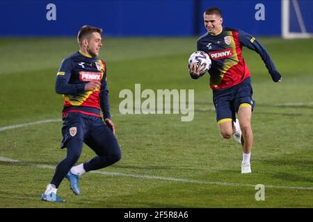 Bucarest, Romania. 27 Marzo 2021. Calcio: Formazione finale nazionale della Romania prima della qualificazione della Coppa del mondo contro la Germania. Alexandru Cicaldau (l) e Razvan Marin in Romania. Credit: Stefan Constantin/dpa/Alamy Live News Foto Stock