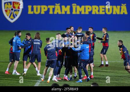 Bucarest, Romania. 27 Marzo 2021. Calcio: Allenamento finale della nazionale rumena prima della qualificazione della Coppa del mondo contro la Germania. I giocatori rumeni durante la formazione. Credit: Stefan Constantin/dpa/Alamy Live News Foto Stock