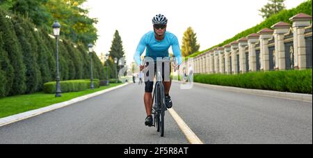 Intestazione del sito web di un uomo che cavalcano in mountain bike nel parco durante il tramonto, in bicicletta all'aperto in una giornata estiva Foto Stock