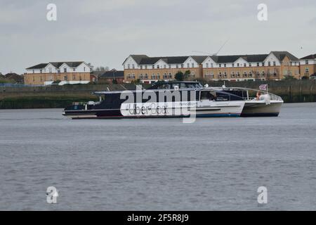 Uber Boat by Thames Clipper River bus service Vessel Mercury Clipper fuori sul Tamigi Foto Stock