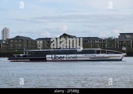 Uber Boat by Thames Clipper River bus service Vessel Mercury Clipper fuori sul Tamigi Foto Stock