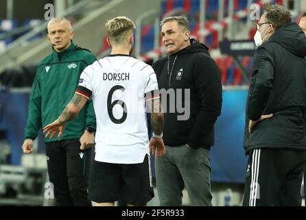 27 marzo 2021, Ungheria, Székesfehérvár: Calcio, U-21 uomini: Campionato europeo, Germania - Paesi Bassi, turno preliminare, Gruppo A, Giornata 2 allo stadio Sostoi. L'allenatore tedesco Stefan Kuntz (M) parla con Niklas Dorsch. Foto: Csaba Domotor/dpa Foto Stock