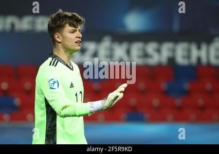 27 marzo 2021, Ungheria, Székesfehérvár: Calcio, U-21 uomini: Campionato europeo, Germania - Paesi Bassi, turno preliminare, Gruppo A, Giornata 2 allo stadio Sostoi. Il portiere tedesco Finn Dahmen dà istruzioni. Foto: Csaba Domotor/dpa Foto Stock