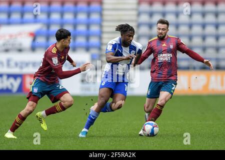 Wigan, Regno Unito. 27 Marzo 2021. La viv Solomon-Otabor n° 17 di Wigan Athletic passa accanto a Gwion Edwards n° 7 e Andre Dozell n° 23 di Ipswich Town a Wigan, Regno Unito il 27/03/2021. (Foto di Simon Whitehead/News Images/Sipa USA) Credit: Sipa USA/Alamy Live News Foto Stock