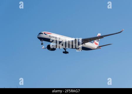 British Airways Airbus A350 jet Airliner aereo G-XWBC sulle finali per atterrare all'aeroporto Heathrow di Londra, Regno Unito, in cielo blu. BA, parte di IAG. Vettore di bandiera Foto Stock