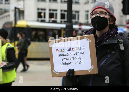Manchester, Regno Unito. 27 marzo 2021. Centinaia di manifestanti sono scesi in piazza con una dimostrazione di "uccidere il Bill". I manifestanti hanno causato ore di caos nel traffico intorno al centro della città tenendo le proteste seduti. Gli autobus di Oxford Road dovevano essere girati e prendere percorsi alternativi. Nel tardo pomeriggio si è verificato un arresto con la polizia mentre i manifestanti hanno bloccato le linee del tram. Dopo le richieste di andare avanti dove ignorato, la polizia Tactical Aid Unit si è trasferita e ha afferrato molti dei manifestanti. Sono stati fatti diversi arresti. Manchester, Regno Unito. Credit: Barbara Cook/Alamy Live News Foto Stock