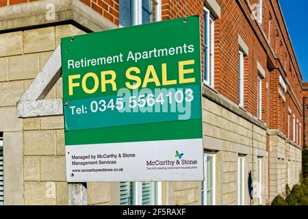 Warminster, Wiltshire, Regno Unito - Febbraio 28 2021: Firma di appartamenti di pensione per la vendita a Imber Court in George Street, Warminster, Wiltshire, Inghilterra Foto Stock