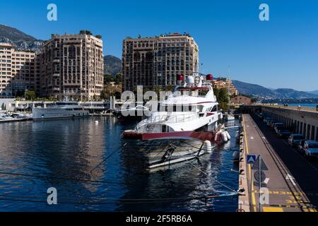 Monaco, Monaco - 17 marzo 2021: Yacht di lusso nel porto di Cap d'Ail e Monaco paesaggio urbano sullo sfondo Foto Stock