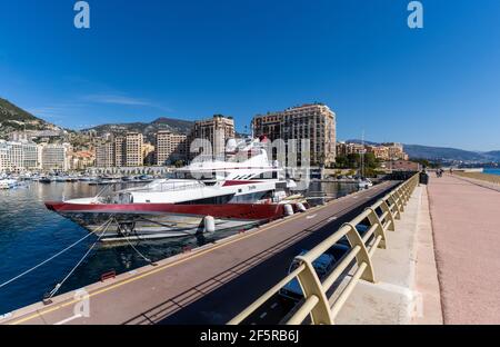Monaco, Monaco - 17 marzo 2021: Yacht di lusso nel porto di Cap d'Ail e Monaco paesaggio urbano sullo sfondo Foto Stock