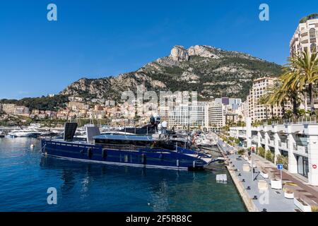 Monaco, Monaco - 17 marzo 2021: Yacht di lusso nel porto di Cap d'Ail e Monaco paesaggio urbano sullo sfondo Foto Stock