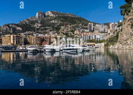 Monaco, Monaco - 17 marzo 2021: Il Porto di Fontvieille nel cuore di Monaco Foto Stock