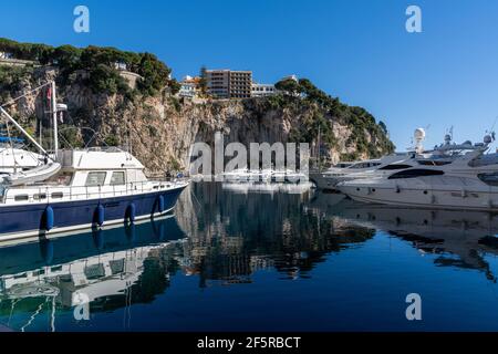 Monaco, Monaco - 17 marzo 2021: Il Porto di Fontvieille nel cuore di Monaco Foto Stock