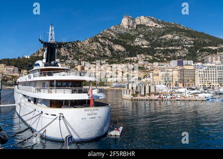Monaco, Monaco - 17 marzo 2021: La Rosa Bianca di Drachs yacht di lusso nel porto di Monaco Foto Stock