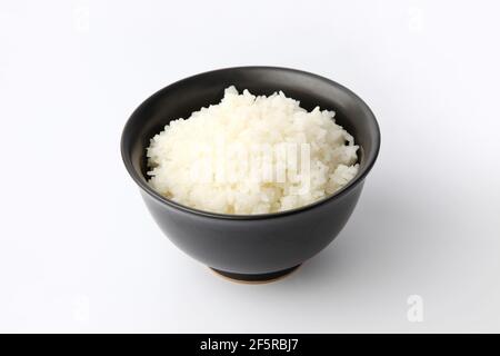 riso bianco puro in ciotola con bastoncini isolati su bianco sfondo Foto Stock
