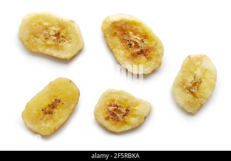 fette di banana organica essiccate isolate su sfondo bianco, vista dall'alto Foto Stock