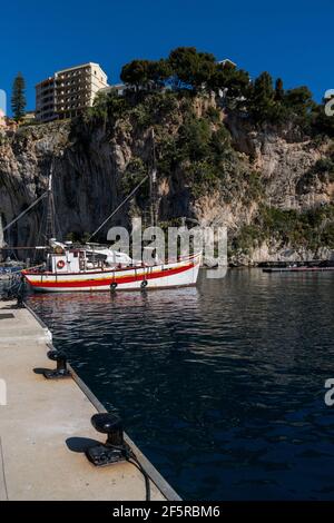 Monaco, Monaco - 17 marzo 2021: Colorata vecchia barca da pesca in legno nel porto di Fontvieille a Monaco Foto Stock