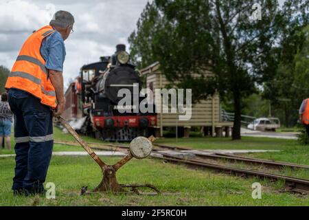 I lavoratori ferroviari volontari cambiano punto per il treno turistico storico Mary Valley Rattler, Amamoor, Queensland Auatralia Foto Stock