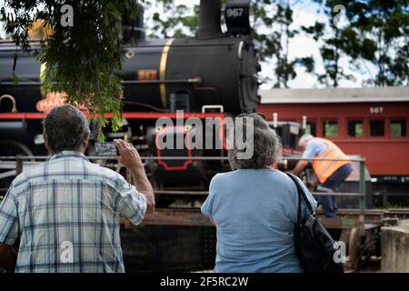 Tourist fotografando il treno a vapore Mary Valley Rattler alla stazione di Amamoor, Mary Valley, Queensland Australia Foto Stock