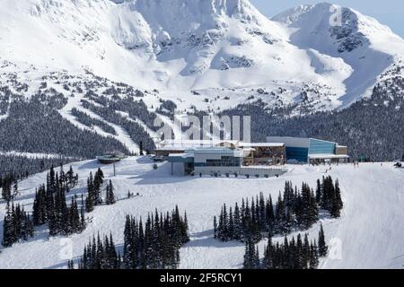 Montagne innevate, Blackcomb e stazione sciistica di Whistler nella Columbia Britannica, Canada. Foto Stock