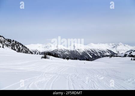 Montagne innevate, Blackcomb e stazione sciistica di Whistler nella Columbia Britannica, Canada. Foto Stock