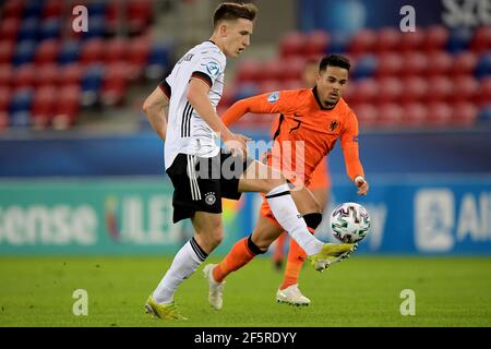 SZEKESFEHERVAR, Ungheria. 27 Marzo 2021. SZEKESFEHERVAR, UNGHERIA - MARZO 27: Nico Schlotterbeck di Germania U21, Justin Kluivert dei Paesi Bassi U21 durante la partita di UEFA Under 21 Euro Championship Group Stage tra Germania U21 e Paesi Bassi U21 a mol Arena Sosto il 27 marzo 2021 a Szekesfehervar, Ungheria (Foto di Gerrit van Keulen/Orange Pictures)*** Local Caption *** Nico Schlotterbeck, Justin Kluivert Credit: Orange Pics BV/Alamy Live News Foto Stock