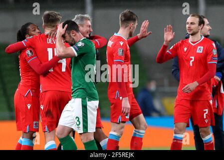 L'Enda Stevens della Repubblica d'Irlanda appare sviata mentre Gerson Rodrigues del Lussemburgo (a sinistra) festeggia alla fine della partita di qualificazione della Coppa del mondo FIFA 2022 allo stadio Aviva, a Dublino, Irlanda. Data immagine: Sabato 27 marzo 2021. Foto Stock