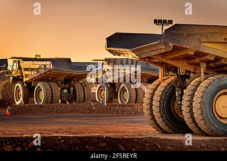 Dumper al tramonto su Mining Go Line nell'area mineraria a cielo aperto. Foto Stock